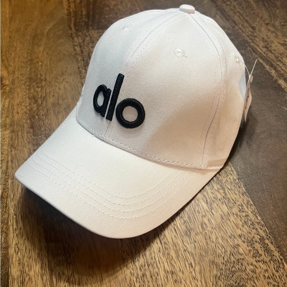 ALO Yoga Women's White Cap NEW - Picture 4 of 5